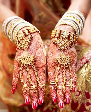 "Painting with Henna: A Dazzling and Wonderful Charm for Indian Brides"にて紹介している画像