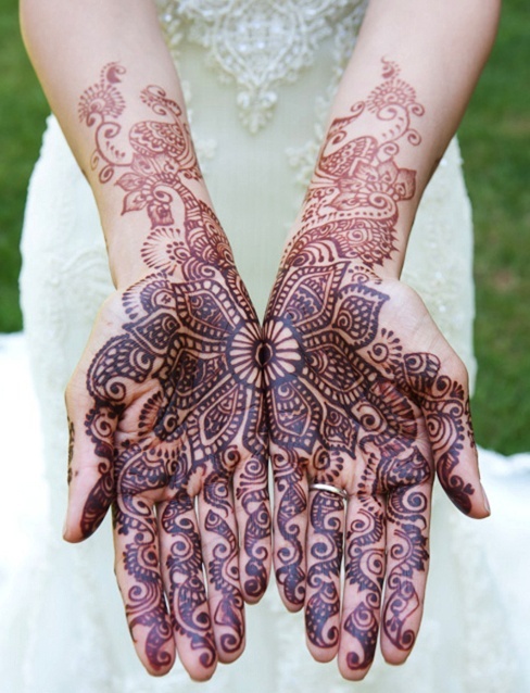 "Painting with Henna: A Dazzling and Wonderful Charm for Indian Brides"にて紹介している画像