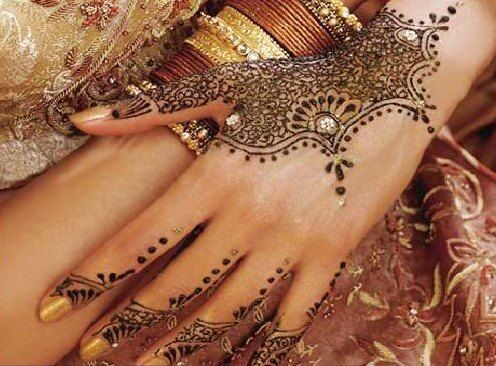 "Painting with Henna: A Dazzling and Wonderful Charm for Indian Brides"にて紹介している画像