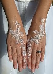 "Painting with Henna: A Dazzling and Wonderful Charm for Indian Brides"にて紹介している画像