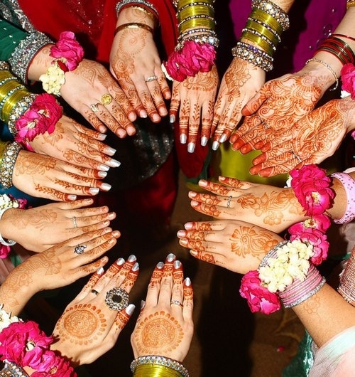 "Painting with Henna: A Dazzling and Wonderful Charm for Indian Brides"にて紹介している画像