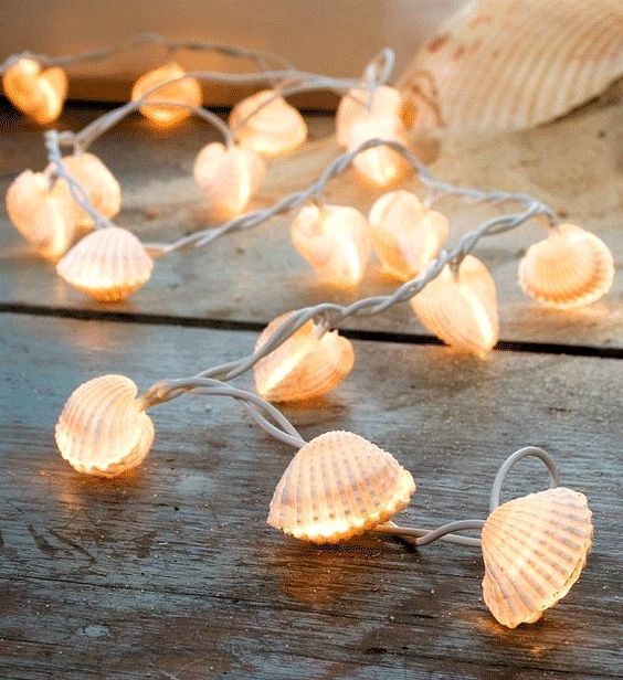 DIY Ideas for Arranging Fairy Lights Using Only Affordable and Everyday Items ♩にて紹介している画像