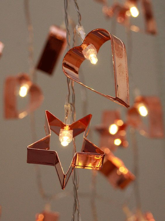 DIY Ideas for Arranging Fairy Lights Using Only Affordable and Everyday Items ♩にて紹介している画像