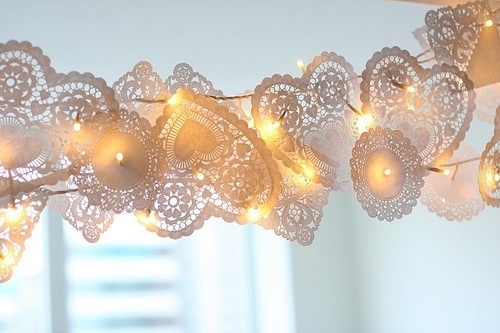DIY Ideas for Arranging Fairy Lights Using Only Affordable and Everyday Items ♩にて紹介している画像