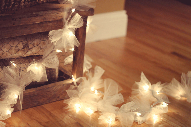 DIY Ideas for Arranging Fairy Lights Using Only Affordable and Everyday Items ♩にて紹介している画像