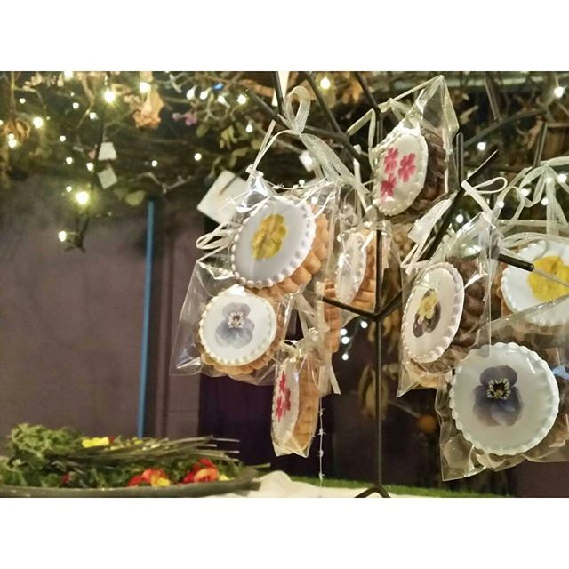 So Easy! How to Make Edible Flower Cookies Using Edible Flowers ♡にて紹介している画像