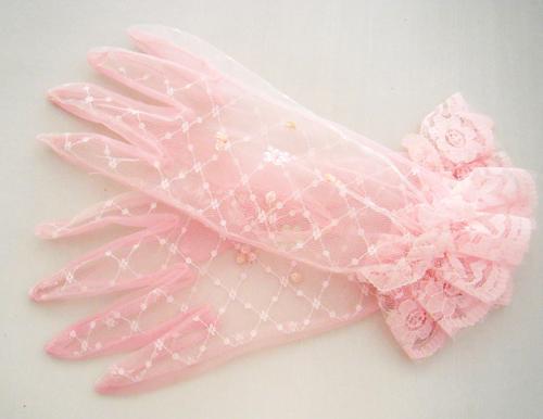 ＼お洒落花嫁さんになりたーい♩／ドレス別ウェディンググローブのコーディネート術♡にて紹介している画像