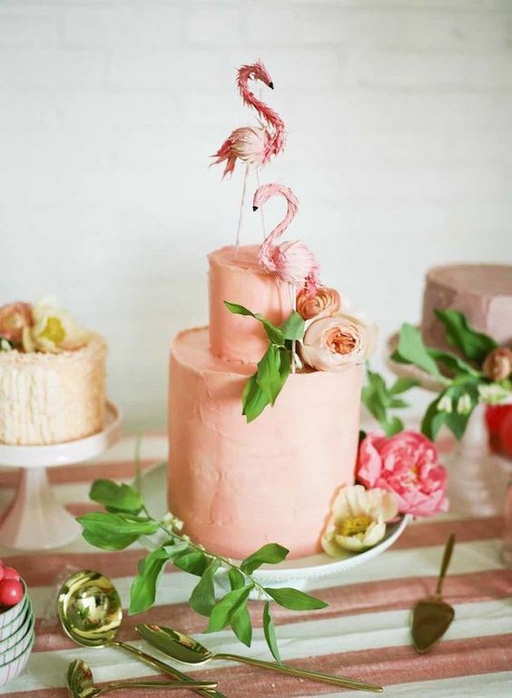 二羽くっつけば、ハートの形♡幸運の鳥〔フラミンゴ〕デザインのラブリーなウェディングケーキ７選♡にて紹介している画像