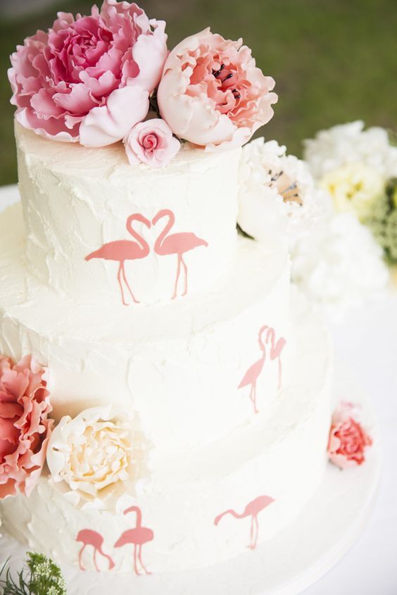 二羽くっつけば、ハートの形♡幸運の鳥〔フラミンゴ〕デザインのラブリーなウェディングケーキ７選♡にて紹介している画像