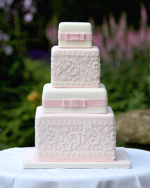 上品＆クラシカル♡女の子が大好きな〔レース柄〕ウェディングケーキが可愛すぎる！にて紹介している画像