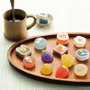 Perfect Gifts of Traditional and Cute Japanese Sweets for the Bride in Kimono ♡にて紹介している画像