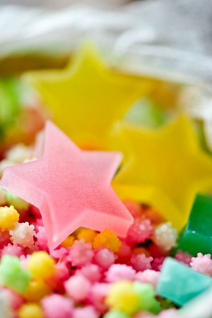 Perfect Gifts of Traditional and Cute Japanese Sweets for the Bride in Kimono ♡にて紹介している画像