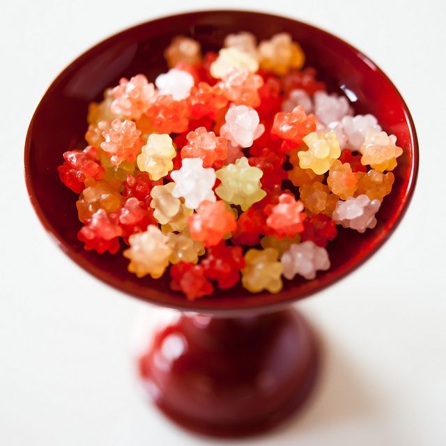 Perfect Gifts of Traditional and Cute Japanese Sweets for the Bride in Kimono ♡にて紹介している画像