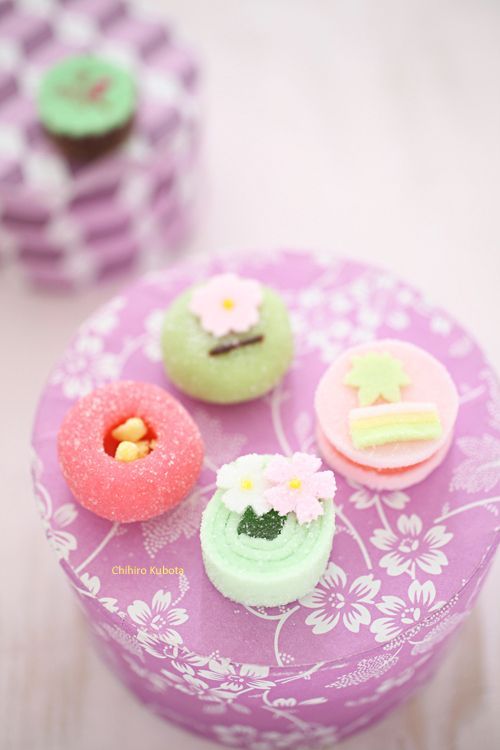 Perfect Gifts of Traditional and Cute Japanese Sweets for the Bride in Kimono ♡にて紹介している画像