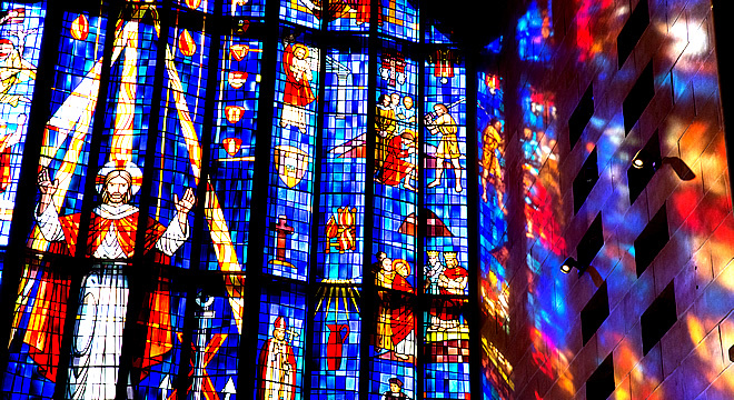 "Embraced by a Fantastical World: 3 Incredible Stained Glass Churches in Hawaii Discovered on Instagram"にて紹介している画像