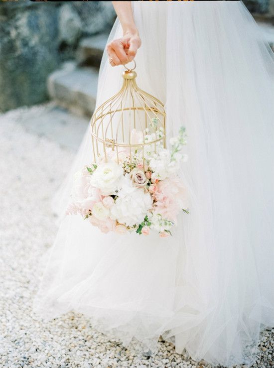 Cute Birdcage Arrangements for Garden and Natural Weddings: A Collection of Venue Decorations♡にて紹介している画像