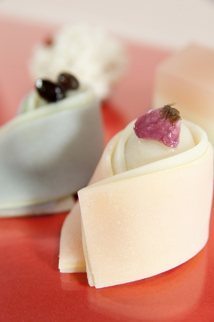 Perfect Gifts of Traditional and Cute Japanese Sweets for the Bride in Kimono ♡にて紹介している画像