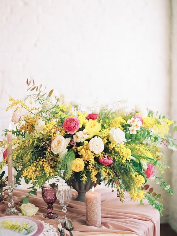 Fluffy Yellow and Adorably Cute Spring Flower: A Wonderful Mimosa Bouquet Catalog ♡にて紹介している画像