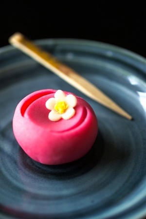 Perfect Gifts of Traditional and Cute Japanese Sweets for the Bride in Kimono ♡にて紹介している画像