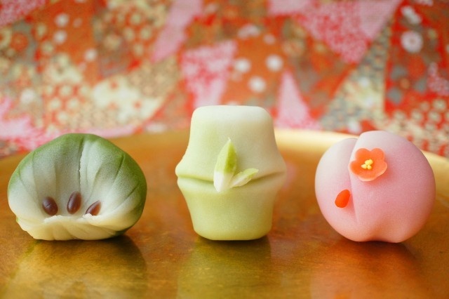 Perfect Gifts of Traditional and Cute Japanese Sweets for the Bride in Kimono ♡にて紹介している画像
