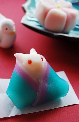 Perfect Gifts of Traditional and Cute Japanese Sweets for the Bride in Kimono ♡にて紹介している画像