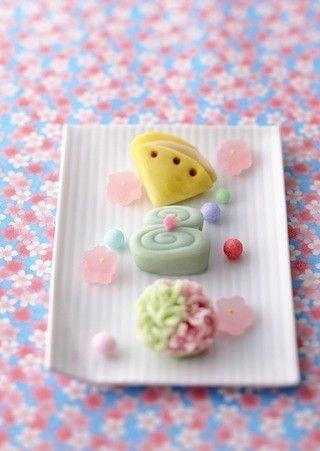 Perfect Gifts of Traditional and Cute Japanese Sweets for the Bride in Kimono ♡にて紹介している画像