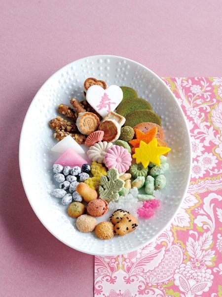 Perfect Gifts of Traditional and Cute Japanese Sweets for the Bride in Kimono ♡にて紹介している画像