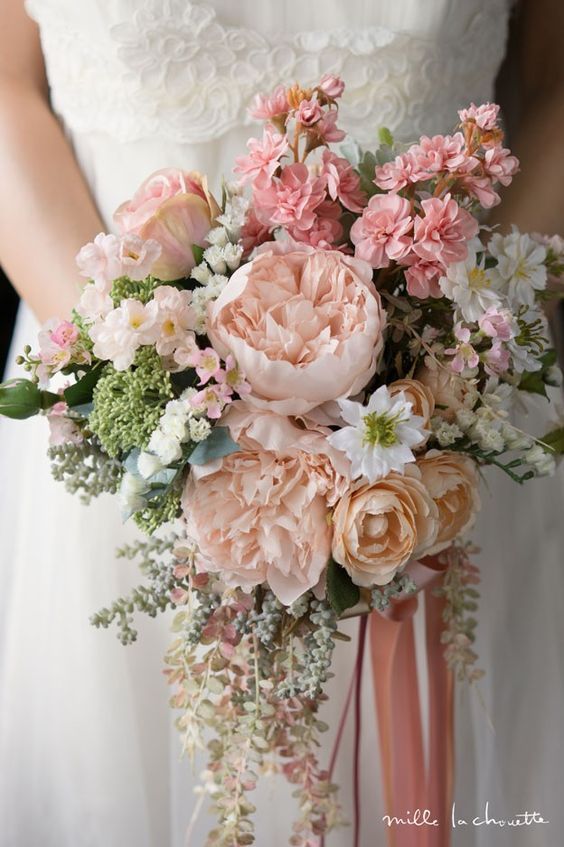 Trending Now! A Collection of Recommended Long-Shaped Bouquets for Fashionable Brides-to-Be ♡にて紹介している画像