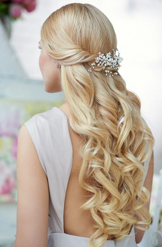Updo or Down Style? A Summary of 4 Major Hairstyles to Become a Cute Bride ♡にて紹介している画像
