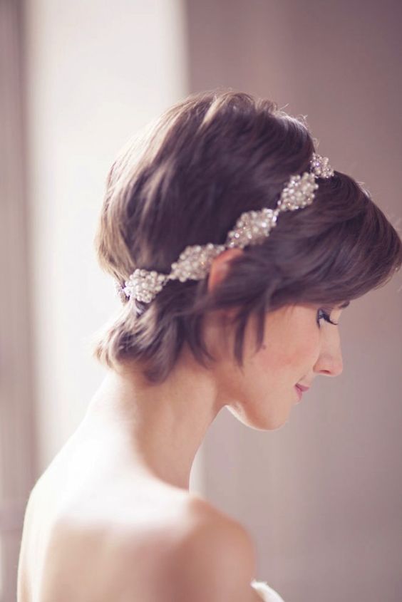Updo or Down Style? A Summary of 4 Major Hairstyles to Become a Cute Bride ♡にて紹介している画像