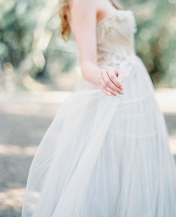 "7 Ideal Wedding Dresses You’ll Want to Use as Inspiration for a Custom Made Design!"にて紹介している画像