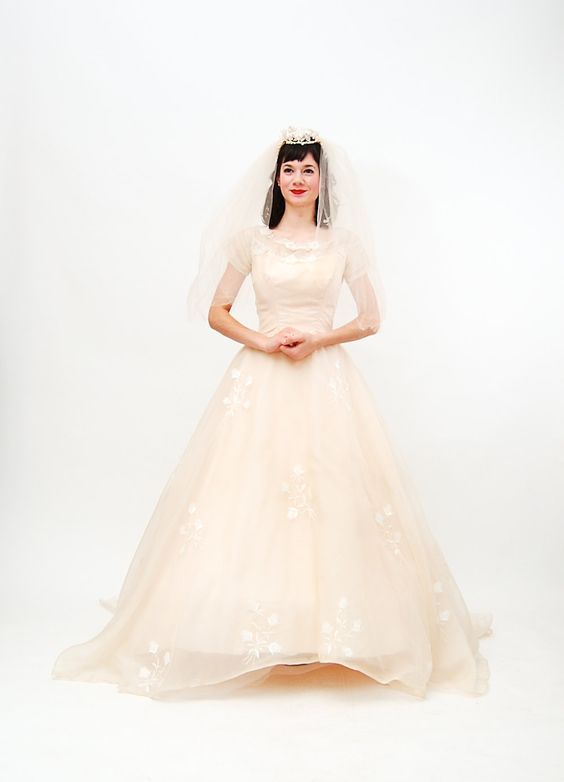 "7 Ideal Wedding Dresses You’ll Want to Use as Inspiration for a Custom Made Design!"にて紹介している画像