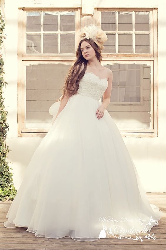 "Princess Line and A-Line: Do You Know? Let's Learn About the 4 Popular Styles of Wedding Dresses!"にて紹介している画像