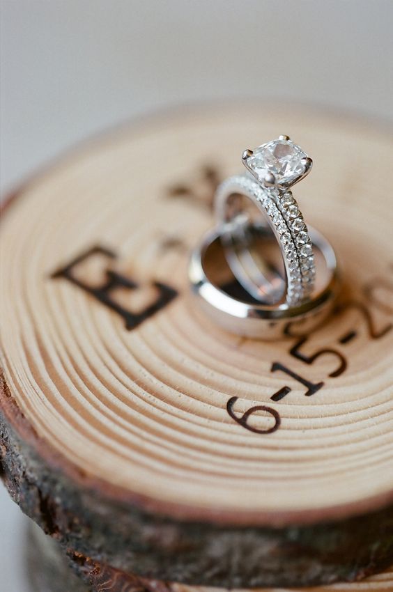 "Capturing the Romance: How to Photograph Your Favorite Engagement Ring in a Disney Princess Style ♥"にて紹介している画像