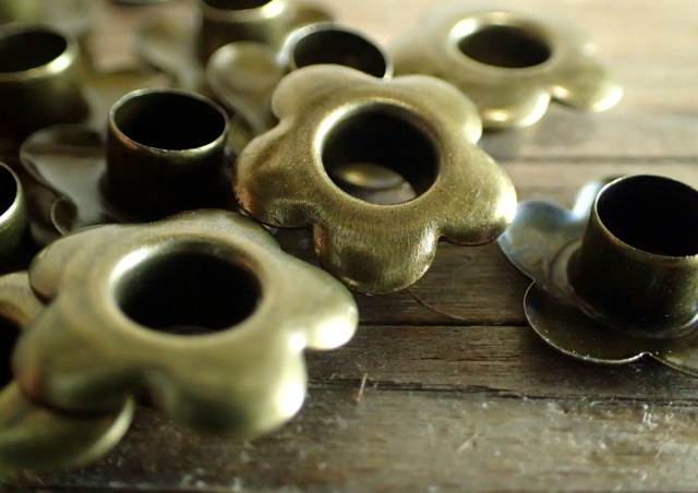 ペーパーアイテムを作るなら欠かせない！花嫁DIYの必須アイテム《ハトメパンチ》の使い方講座＊にて紹介している画像