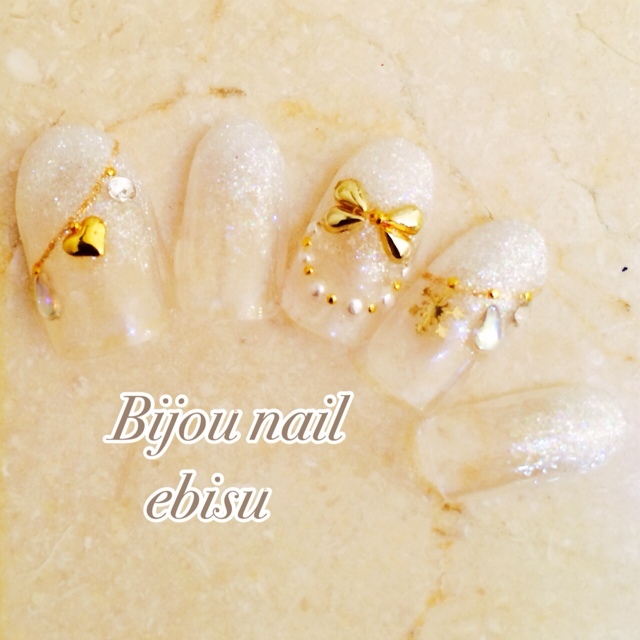 "Limited Time Only: Christmas Nail Collection Perfect for Weddings♡"にて紹介している画像