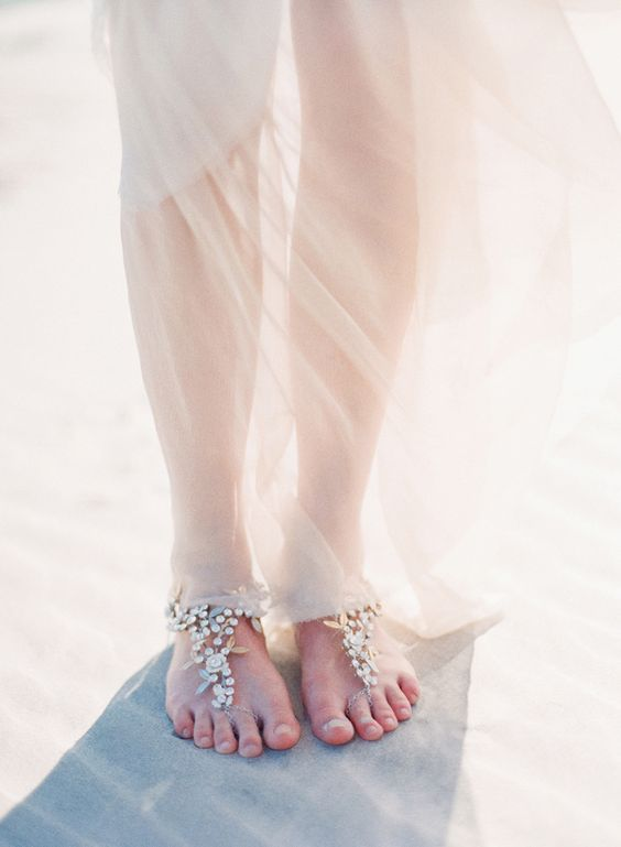 A Must-Have for Beach Weddings! A Collection of 'Foot Accessories' to Make You an Adorable Bride from Head to Toe ♡にて紹介している画像