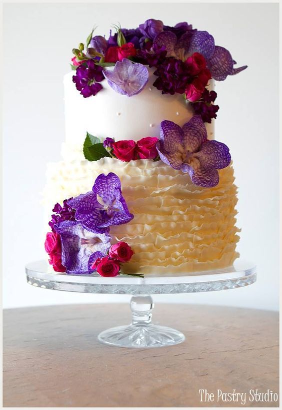 Girly & Romantic ♡ The Adorable Ruffled Wedding Cake That Will Move You! ♡にて紹介している画像