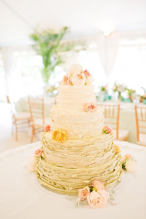 Girly & Romantic ♡ The Adorable Ruffled Wedding Cake That Will Move You! ♡にて紹介している画像
