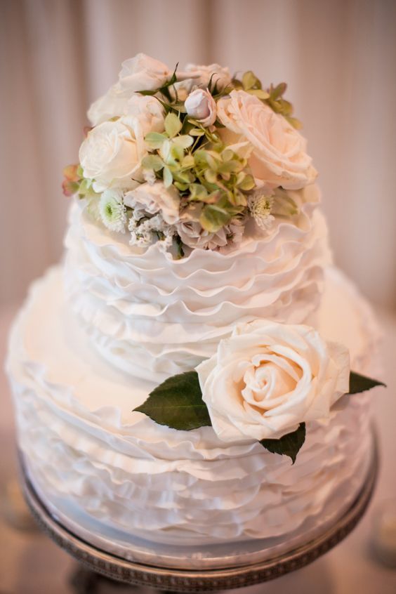 Girly & Romantic ♡ The Adorable Ruffled Wedding Cake That Will Move You! ♡にて紹介している画像