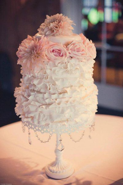 Girly & Romantic ♡ The Adorable Ruffled Wedding Cake That Will Move You! ♡にて紹介している画像