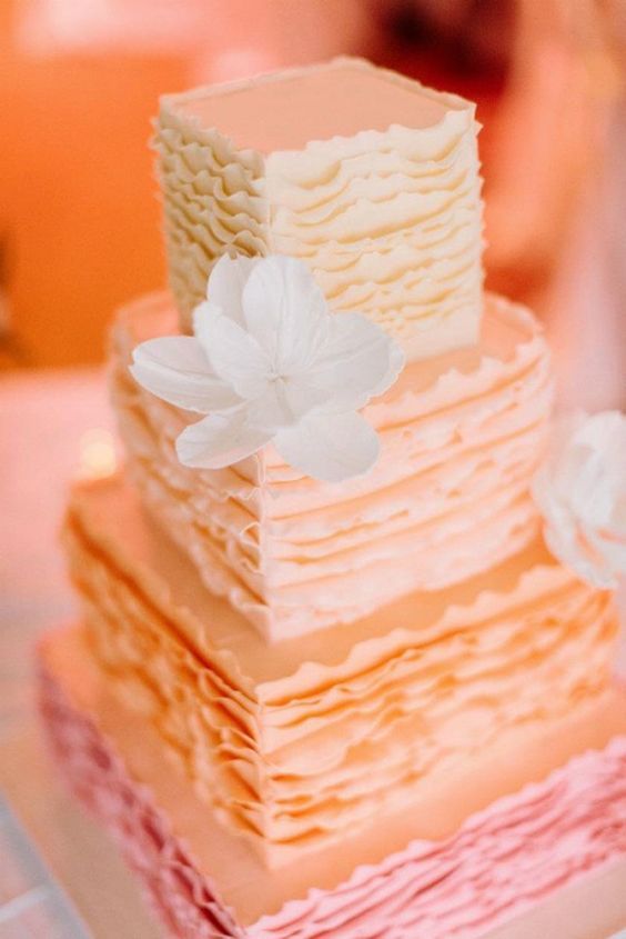 Girly & Romantic ♡ The Adorable Ruffled Wedding Cake That Will Move You! ♡にて紹介している画像