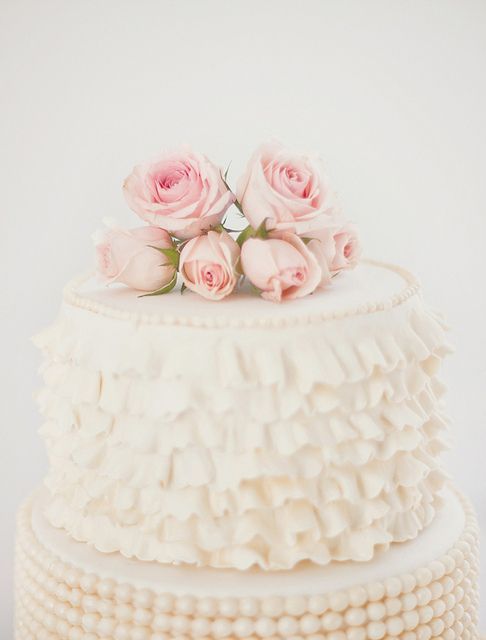 Girly & Romantic ♡ The Adorable Ruffled Wedding Cake That Will Move You! ♡にて紹介している画像
