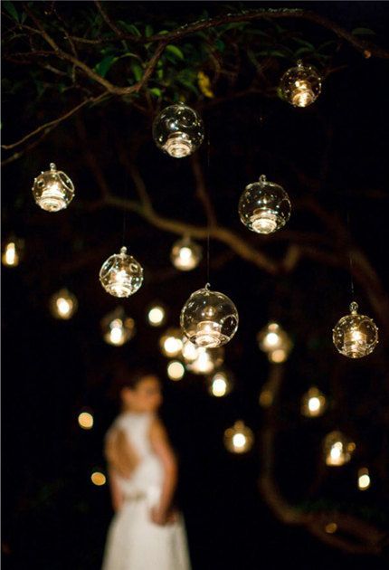 "Discover the Trendy 'Hanging Glass Balls' for Creating Sparkling and Dreamy Spaces at Foreign Weddings!"にて紹介している画像