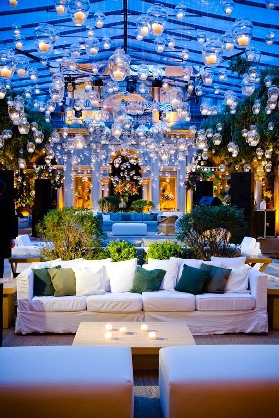 "Discover the Trendy 'Hanging Glass Balls' for Creating Sparkling and Dreamy Spaces at Foreign Weddings!"にて紹介している画像