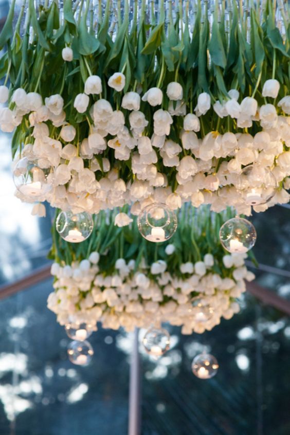 "Discover the Trendy 'Hanging Glass Balls' for Creating Sparkling and Dreamy Spaces at Foreign Weddings!"にて紹介している画像