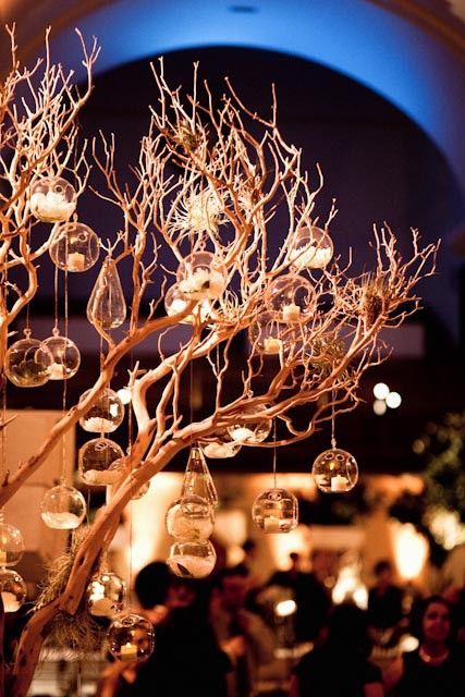 "Discover the Trendy 'Hanging Glass Balls' for Creating Sparkling and Dreamy Spaces at Foreign Weddings!"にて紹介している画像