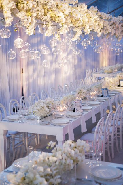"Discover the Trendy 'Hanging Glass Balls' for Creating Sparkling and Dreamy Spaces at Foreign Weddings!"にて紹介している画像