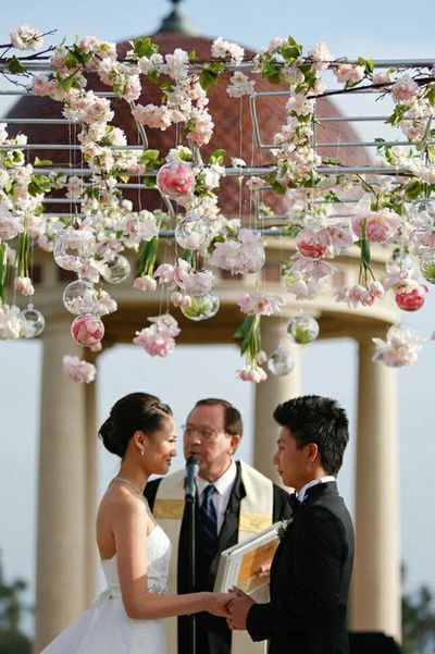 "Discover the Trendy 'Hanging Glass Balls' for Creating Sparkling and Dreamy Spaces at Foreign Weddings!"にて紹介している画像
