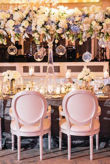 "Discover the Trendy 'Hanging Glass Balls' for Creating Sparkling and Dreamy Spaces at Foreign Weddings!"にて紹介している画像